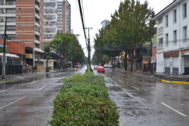 Avenida Chacabuco con lluvia