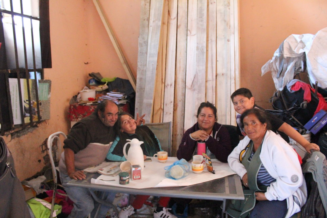 Lisette en la cocina de la sede, junto a sus padres e hijos, Javiera y Lenny Vergara Tarifeño, de 12 y 9 años respectivamente.  Lisette lleva 23 trabajando como recicladora.