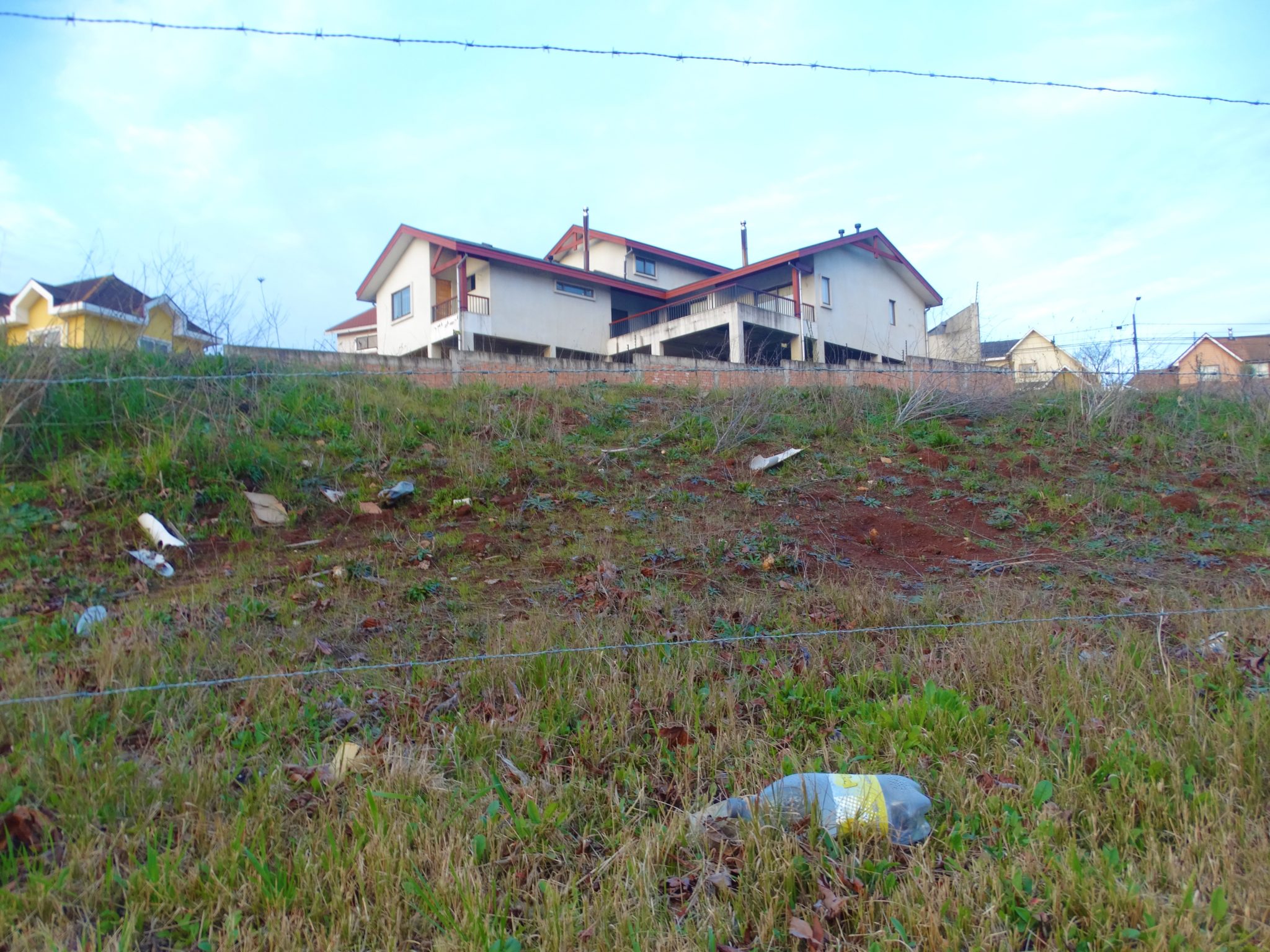 Llama la atención la cantidad de terrenos vacíos que se encuentran esparcidos entre las casas de las Lomas de San Andrés y San Sebastián, ya que se han convertido en micro-basurales.