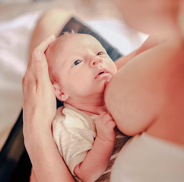 Una de las fotografías de lactancia que censuraron de la fotógrafa Elle Wickens.
