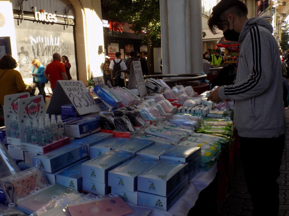 Una venta de mascarillas en el paseo de Barros Arana, en Concepción. 