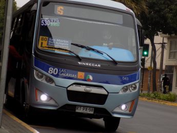 Un microbus de la empresa "Las Galaxias".