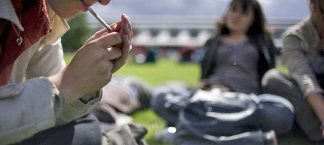 Jovenes universitarios fumando droga marihuana