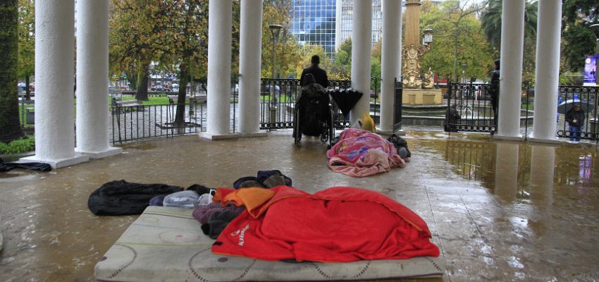 Imagen de personas sin hogar en la plaza independencia,.