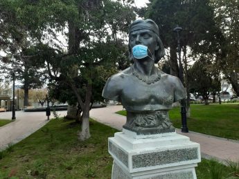 Estatua con mascarilla representando como se insertó el cubrebocas en nuestra cultura.