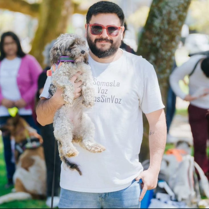 Alan Bastias con un perro