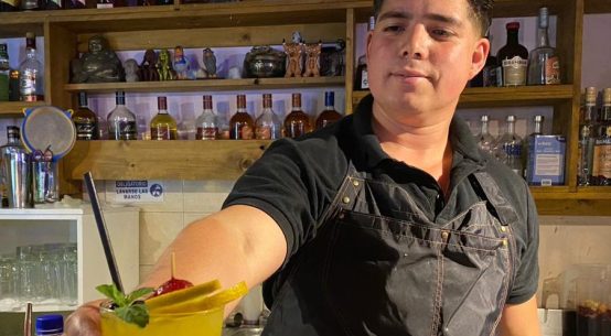 Edison Roa en su rol de bartender