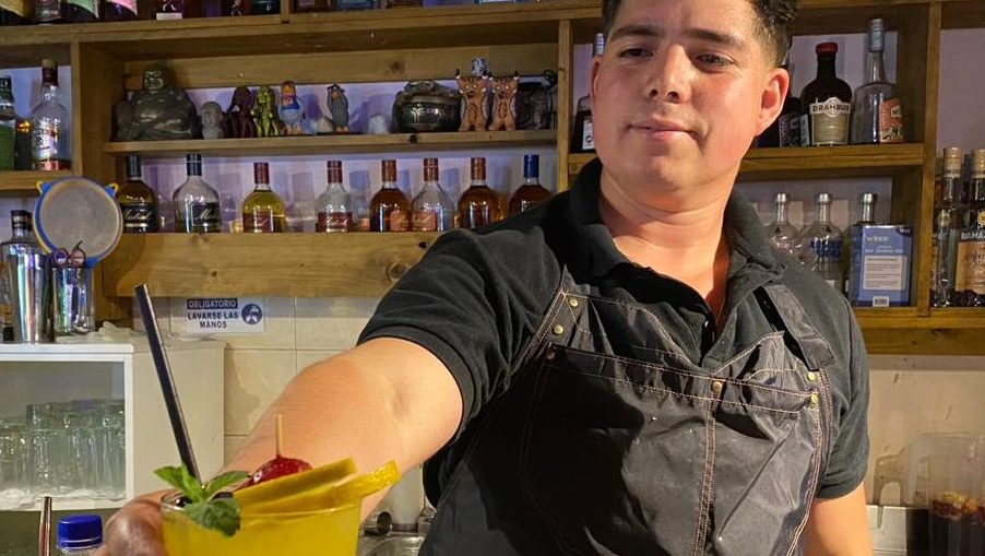 Edison Roa en su rol de bartender