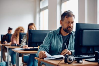 Hombre de mediana edad estudiando